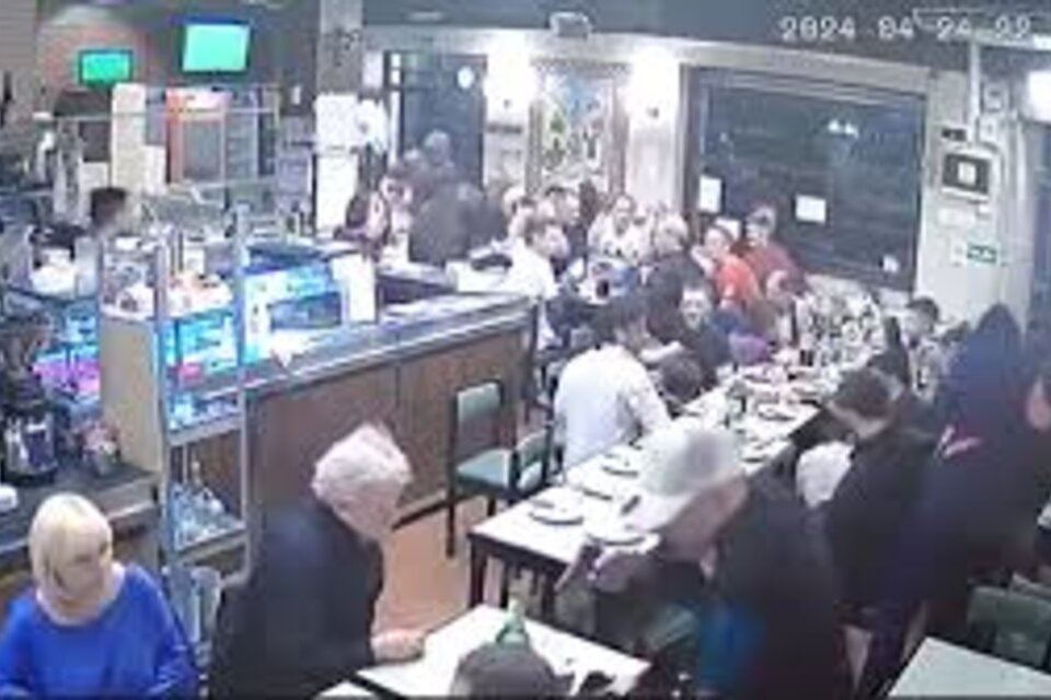 Almagro: cuatro delincuentes armados robaron una pizzería e hirieron a dos personas a culatazos