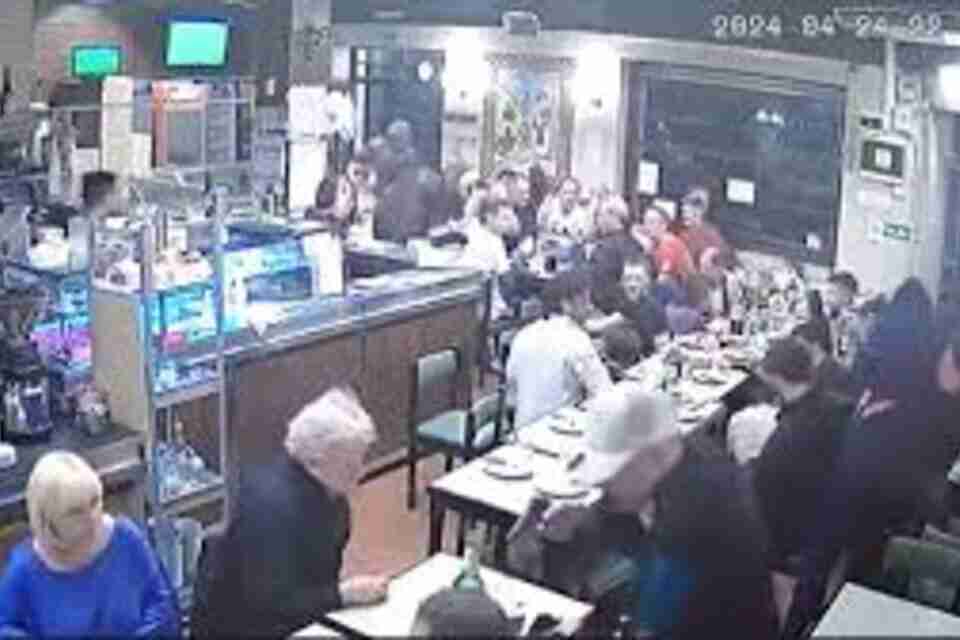 Delincuentes armados robaron una pizzería de México y Virrey Liniers: dos comensales heridos asistidos en el Hospital Ramos Mejía