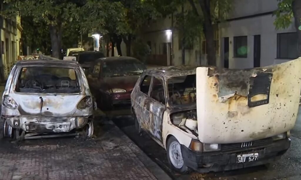 Villa Luro: incendiaron varios autos en la puerta de una concesionaria