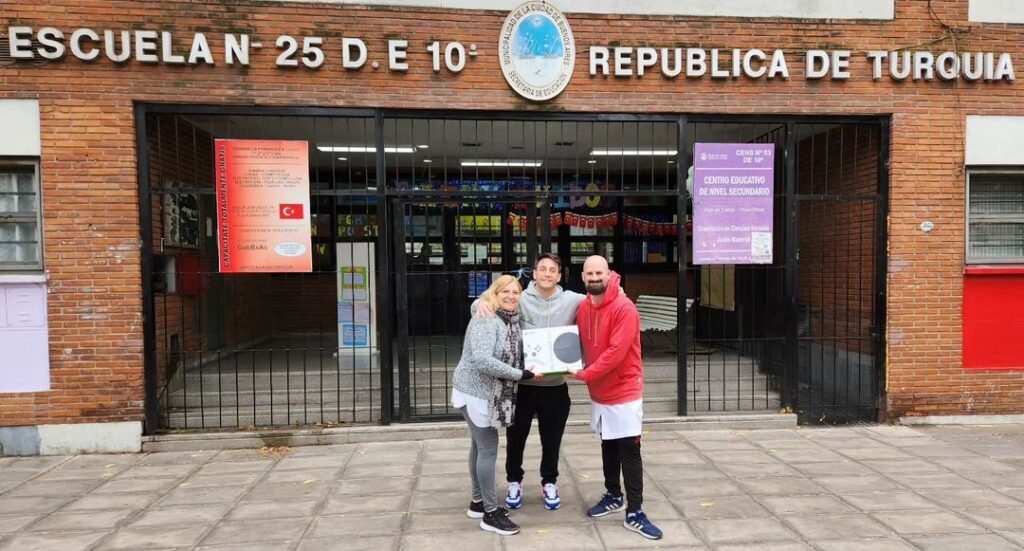 El streamer Momo volvió a la Escuela Turquía de Saavedra y donó una consola de videojuegos