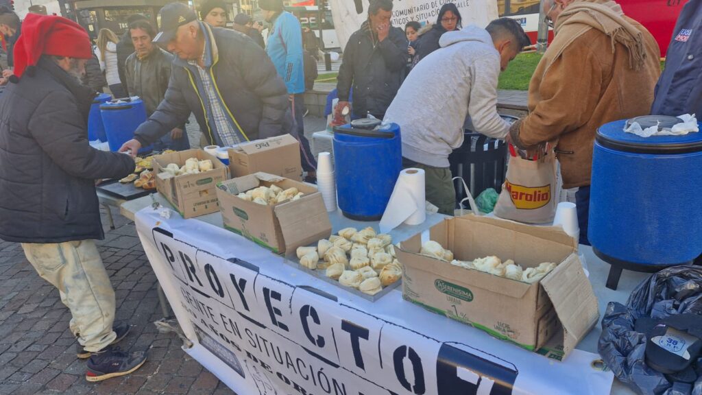 Obelisco: organizaciones sociales realizaron un desayuno para gente sin techo contra medidas del GCBA
