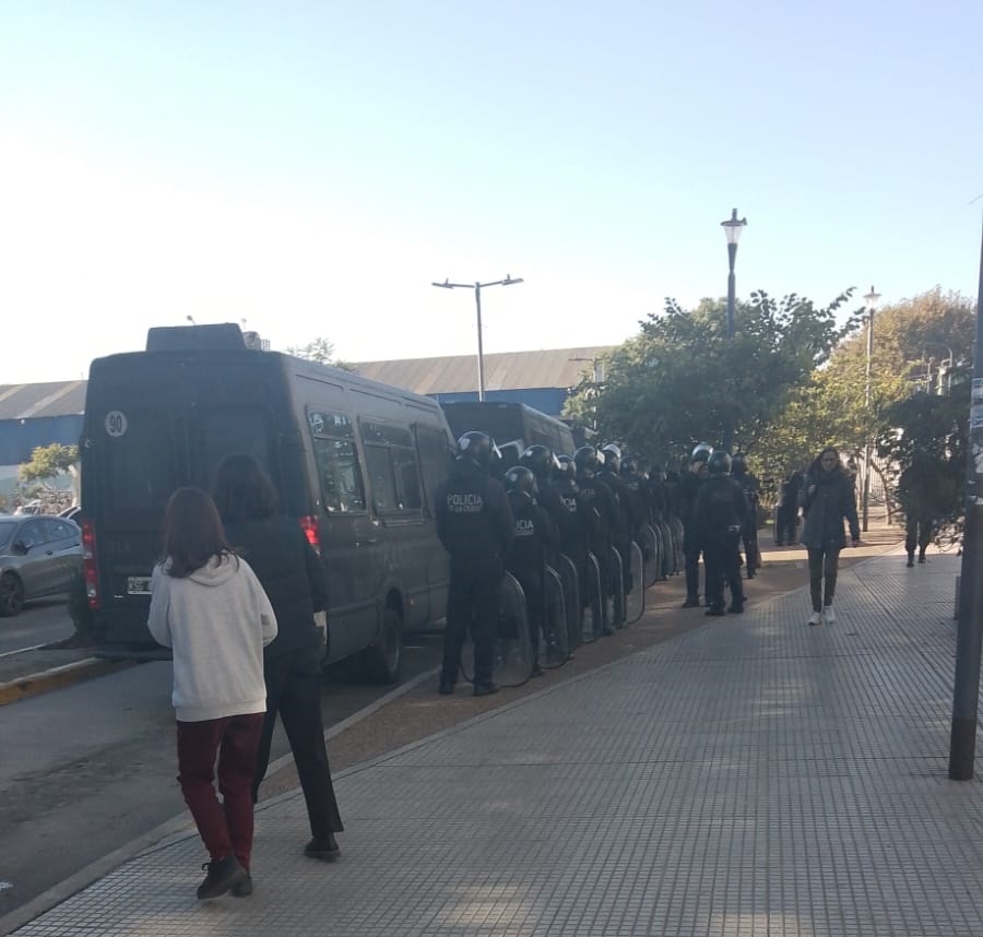 Retiro: la policía intenta desalojar a mujeres y niños de La Galería del Barrio 31