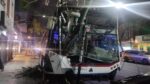 Villa Urquiza: un chofer de la linea 71 chocó contra un poste en Triunvirato y Mendoza y hubo cinco hospitalizados, varios trasladados al Pirovano