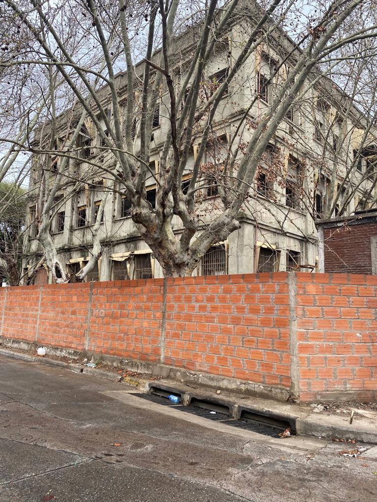 El GCBA demolerá un edificio de Nueva Pompeya con peligro de derrumbe: pedían una escuela, pero los vecinos afirman que se volvió un “centro tumbero”