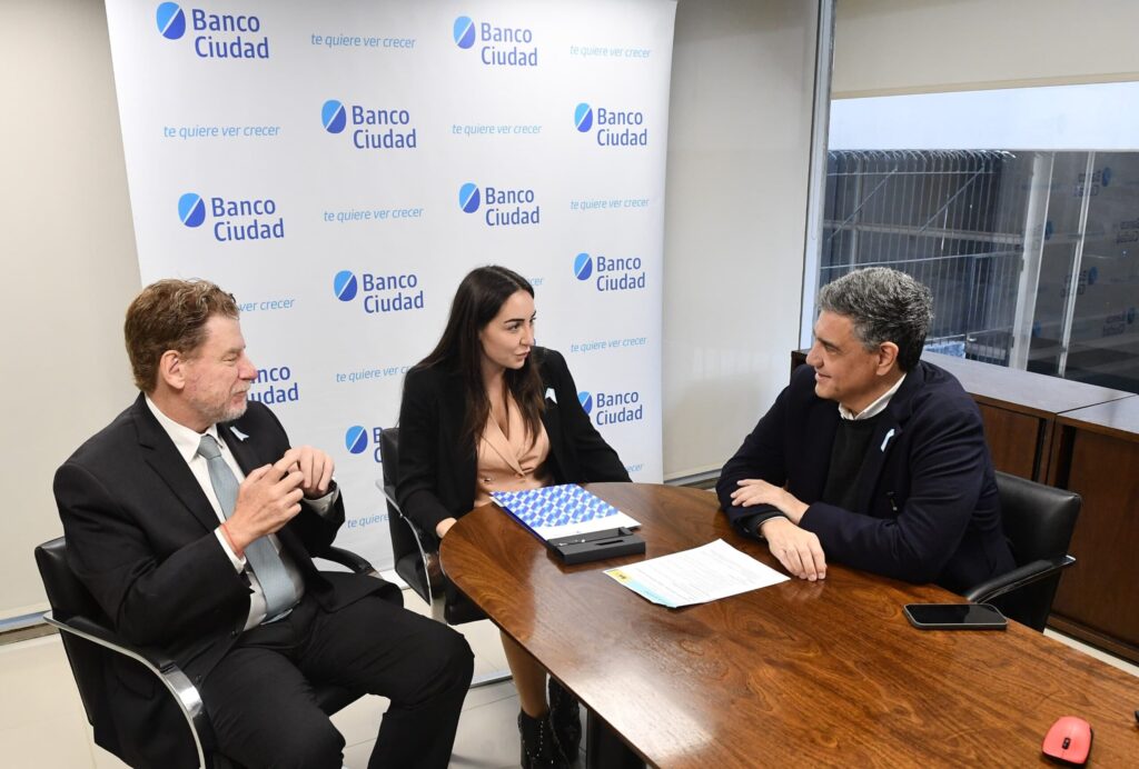 Entregan el primer crédito hipotecario a una vecina porteña