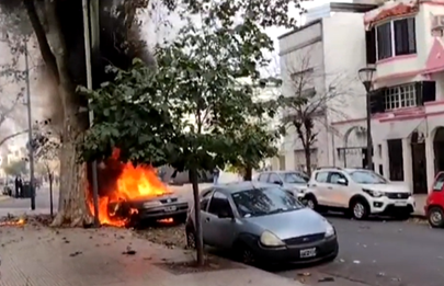 Explotó y se incendió y un auto que estaba estacionado en la calle en Liniers