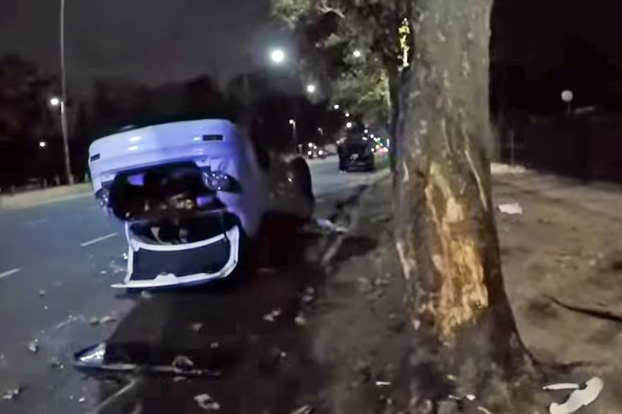 Un joven se quedó dormido al volante, chocó un árbol y volcó en los Bosques de Palermo