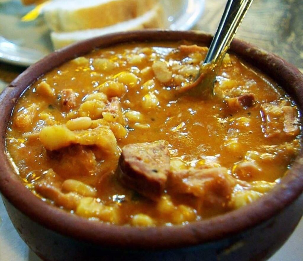 De los 42 gustos de empanadas al locro patrio más clásico de Saavedra