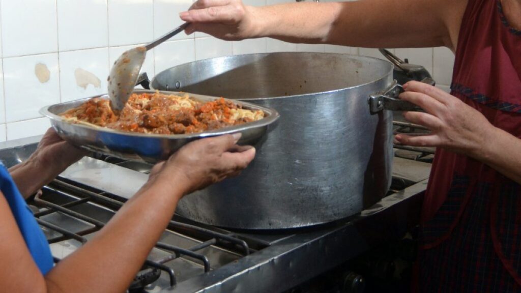 Casanello ordenó que Capital Humano entregue los alimentos que tiene a los comedores y Adorni aseguró que “la Justicia no se puede entrometer en la política pública”