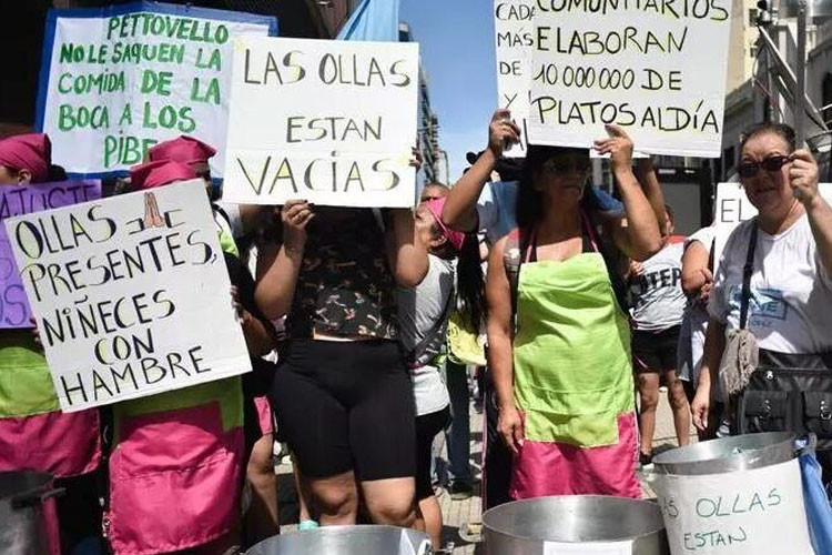 El Gobierno retiene 5 millones de kilos de alimentos almacenados para los comedores desde hace 6 meses