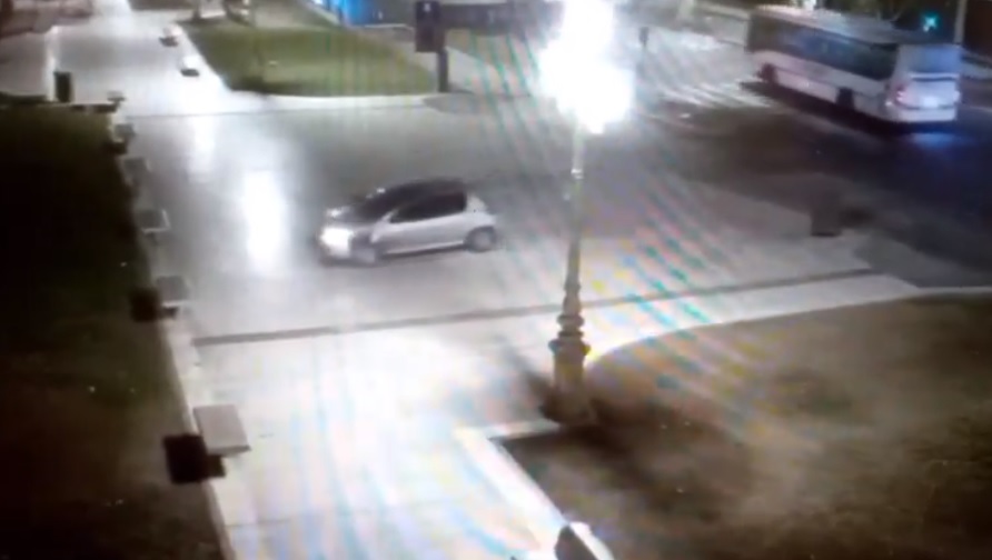 Un conductor borracho se subió a Plaza Congreso y se quedó dormido