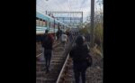 Línea Roca: un tren tuvo una falla eléctrica y los pasajeros debieron caminar por las vías hacia Constitución