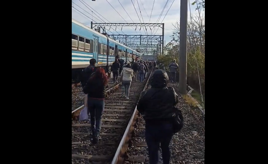 Línea Roca: un tren tuvo una falla eléctrica y los pasajeros debieron caminar por las vías hacia Constitución