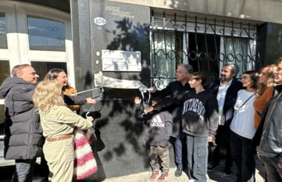 Parque Chacabuco: colocan una plaza en la casa donde vivió Astor Piazzolla