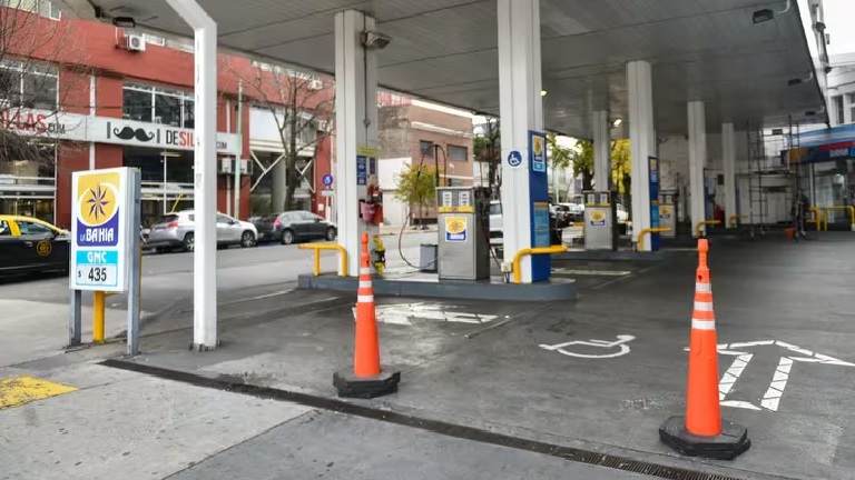 Falta de gas: interrumpen suministro en estaciones de GNC, piden cortes a industrias y el Gobierno nacional responsabiliza a la gestión anterior