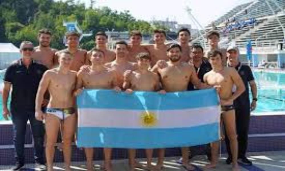 Homenaje a “Los Yacarecitos” y “Las Tiburoncitas” del Waterpolo