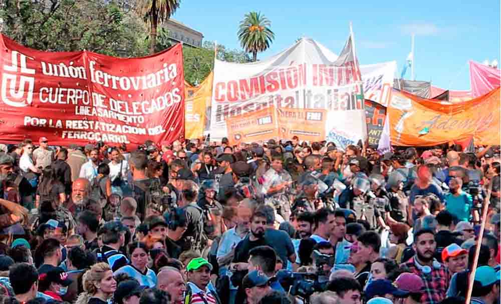 “Encuentro por un plan de lucha hasta derrotar todo el plan de Milei”