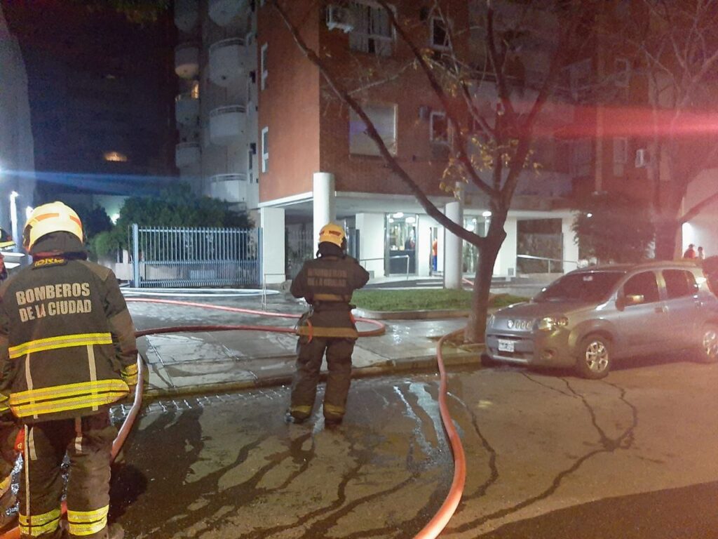 Dos personas hospitalizadas tras un incendio en Villa Crespo