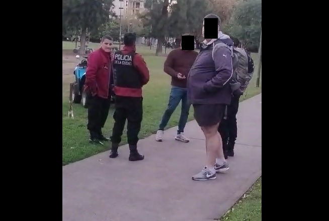 Denuncian que un perro murió en el Parque Saavedra tras un forcejeo con sus dueños