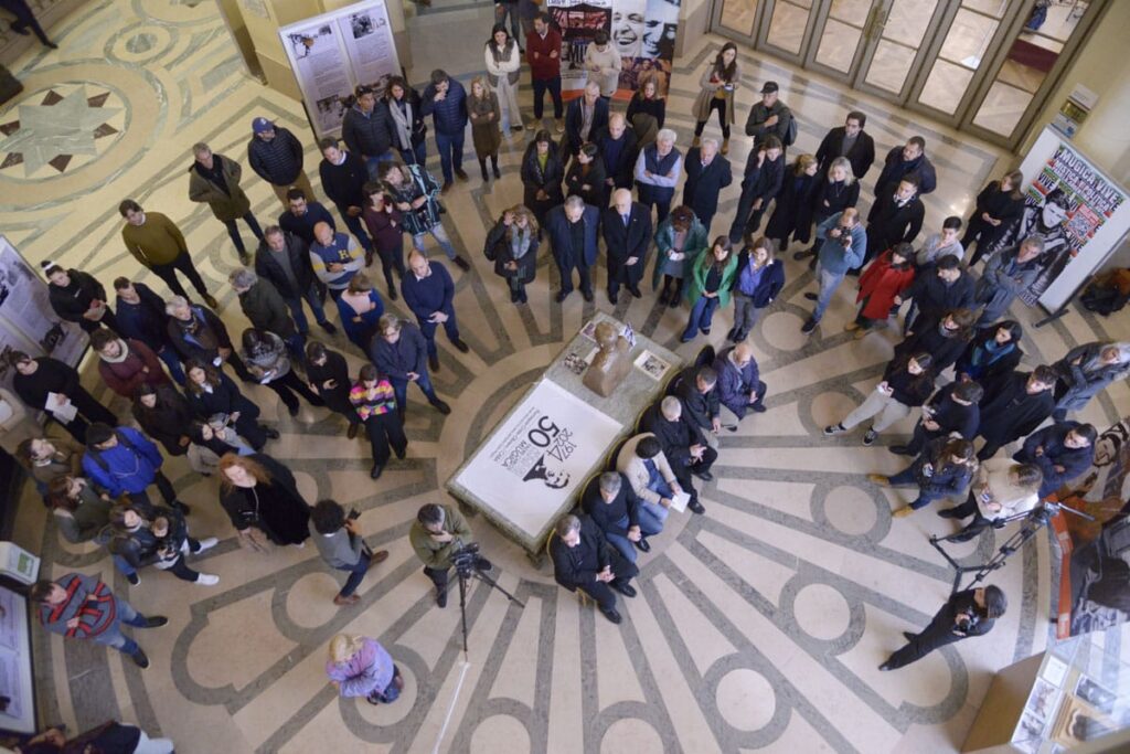 La Legislatura porteña inauguró con García Cuerva una exposición a 50 años del asesinato del Padre Mugica