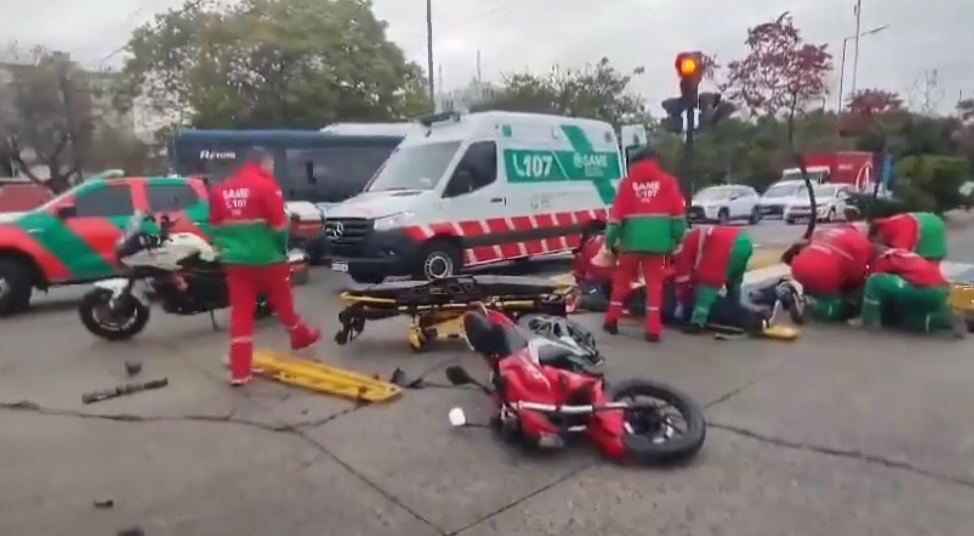 Un auto y una moto chocaron en Goyeneche y Arias: al menos dos hospitalizados