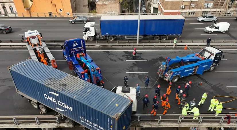 Suspendieron la licencia profesional del camionero alcoholizado que chocó en la Autopista 25 de mayo