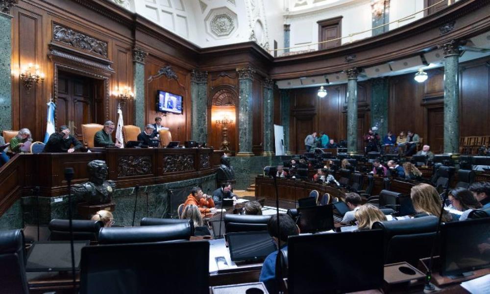 La Legislatura aprobó una ampliación del Presupuesto 2024 y habilitó aumentos sin topes de ABL e impuesto inmobiliario