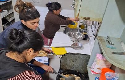 Comida solidaria en unidad básica del barrio Padre Ricciardelli