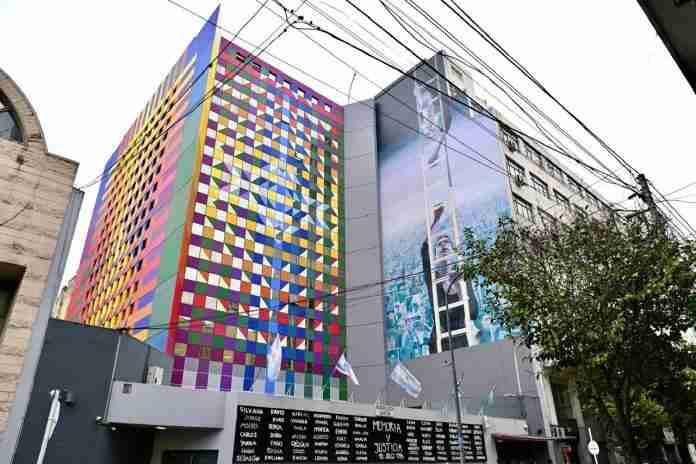 “Colores de AMIA”: inaugurada la intervención artística de David Petroni sobre la fachada de Pasteur 633