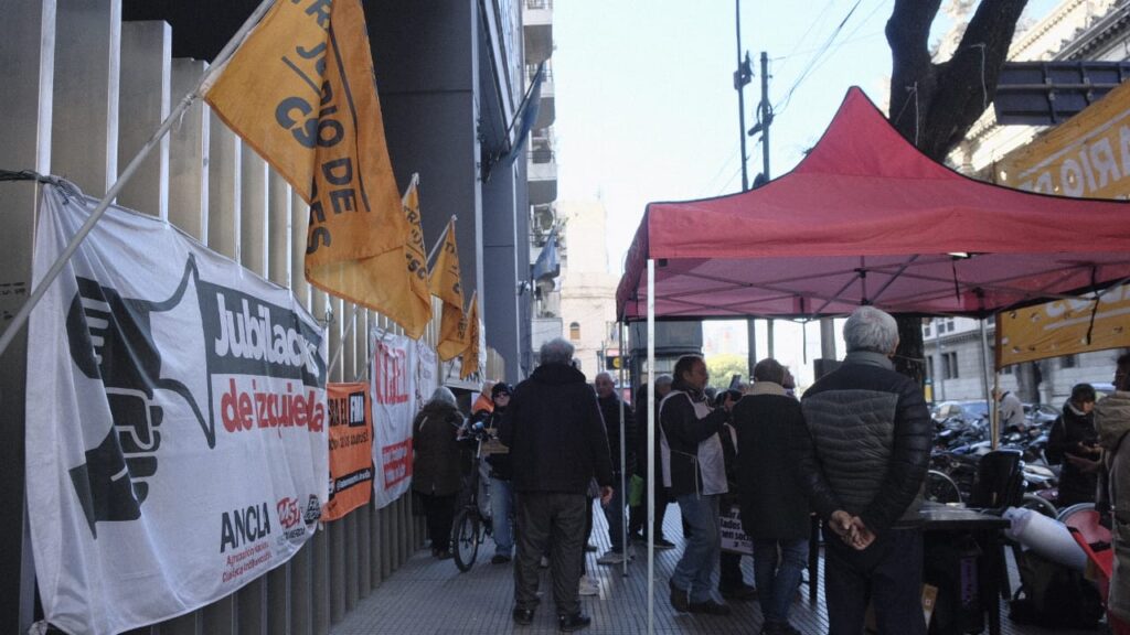 Permanencia de jubilados frente al Congreso por la recomposición de los haberes previsionales