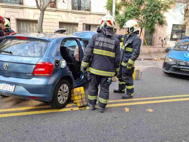 Almagro: chocaron dos autos en Hipólito Yrigoyen y Boedo, una mujer y una menor trasladadas al Hospital Ramos Mejía