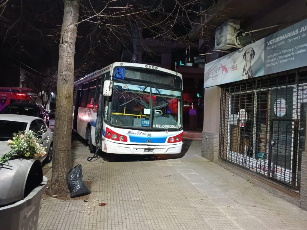 Un auto y un colectivo de la línea 71 chocaron en Galván y Núñez: tres heridos