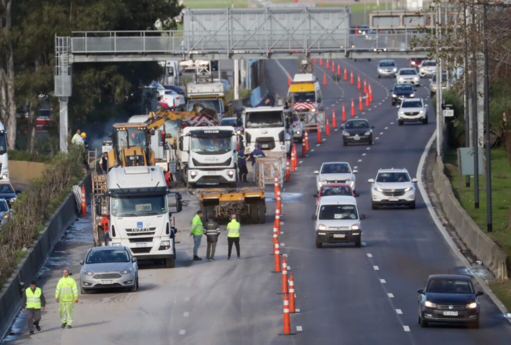 Cerraron carriles en la avenida Cantilo por la rotura de un caño de agua de AYSA