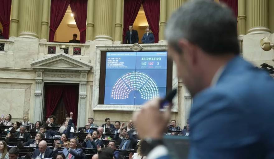 Javier Milei dijo que la aprobación de la Ley Bases “implica reducción de pobres y aumento en los niveles de vida”