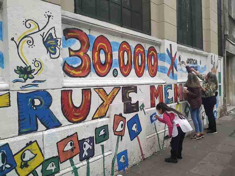 Almagro: restauraron el mural por la Memoria del polideportivo de Sarmiento y Medrano