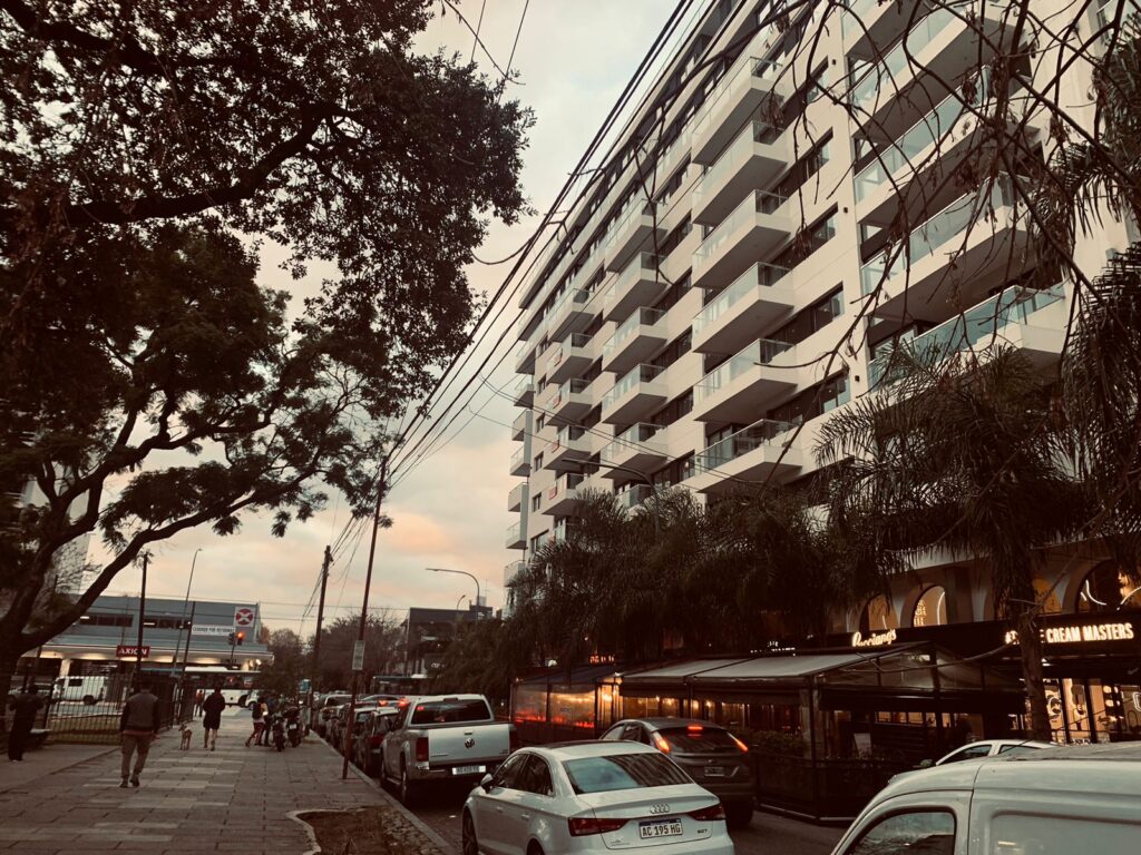 Edificios, bares y franquicias, allí donde Liniers se transforma en Villa Luro