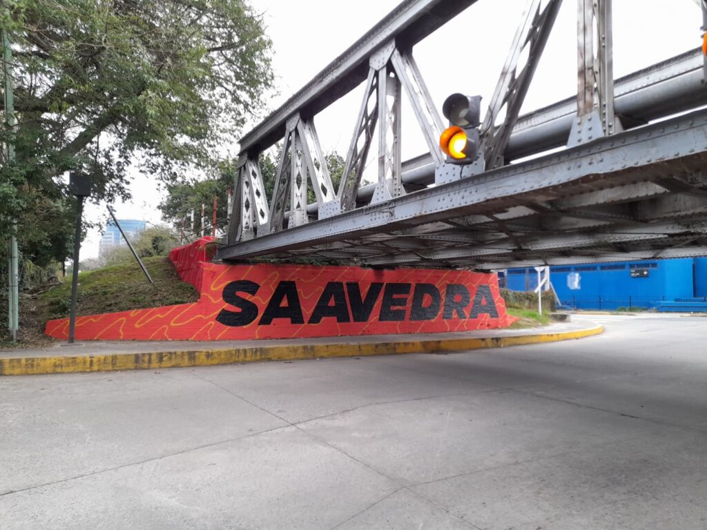 Saavedra: Fa Uno Art y Ale Giorgga pintaron un nuevo mural en homenaje al barrio bajo el puente ferroviario de Ruiz Huidobro