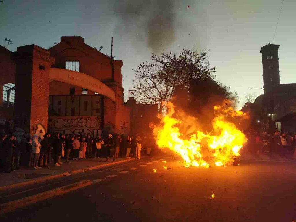 Quema del Muñeco en el Parque de la Estación: instituciones y vecinos del Abasto unidos con música, actividades y una celebración comunitaria