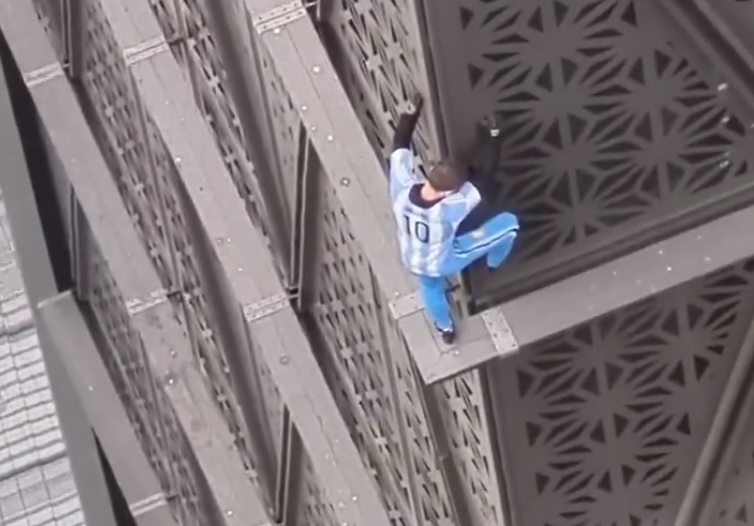 Puerto Madero: un Hombre-Araña con la camiseta de Messi y sin protecciones trepó por encima del piso 20 de una torre