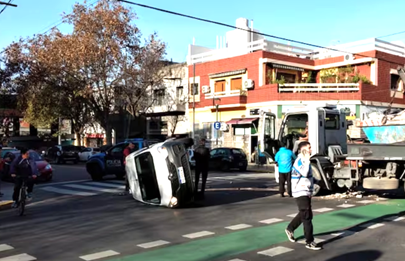  Choque y vuelco en Flores