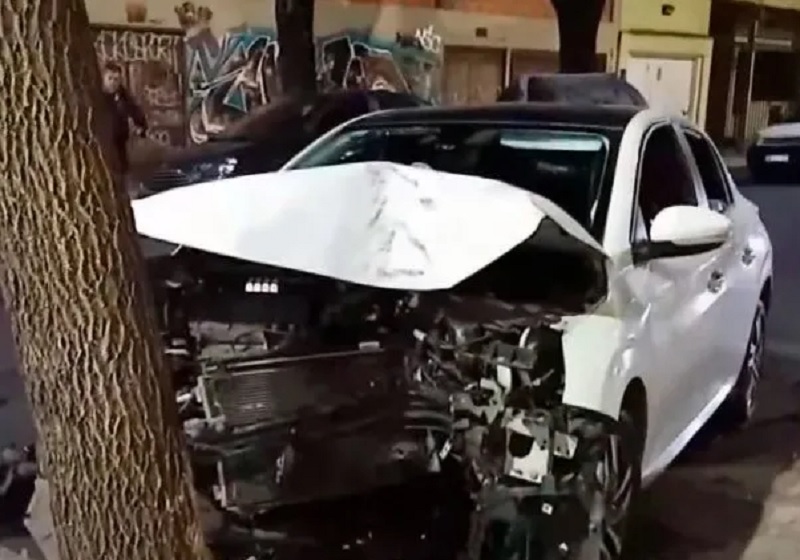 Un auto encerró a otro y lo hizo chocar contra un árbol en Constitución: una madre y sus dos hijos, hospitalizados