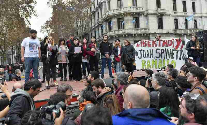Protesta de familiares y organismos de DDHH en Plaza de Mayo por la liberación de los detenidos en Congreso