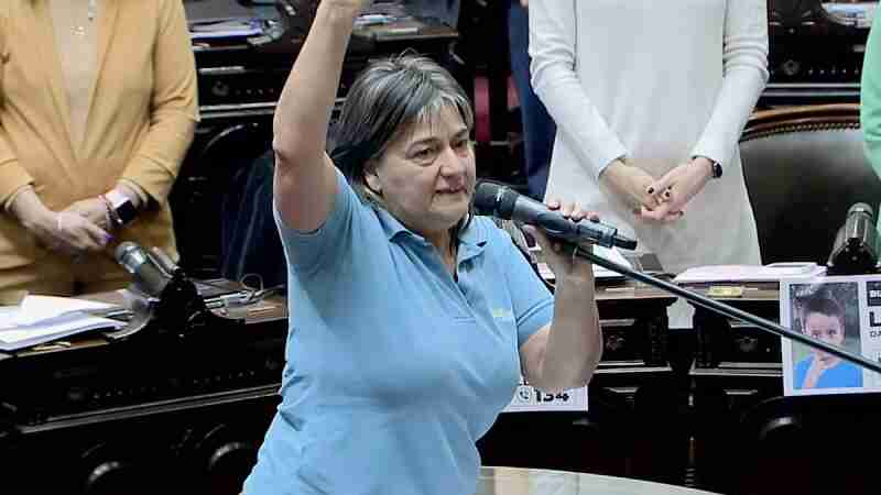 Balvanera: asumió como diputada nacional Mónica Schlotthauer, una trabajadora ferroviaria que limpia en la estación de Once