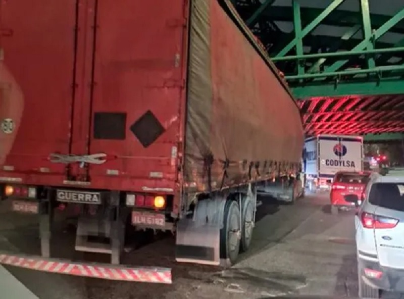 Un camión se atascó en un puente de Palermo por exceder la altura y generó demoras de tránsito