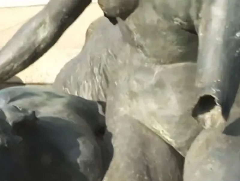 Robaron piezas de bronce y dañaron esculturas del Monumento a los Españoles de Palermo