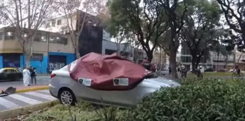 Parque Patricios: un conductor murió tras chocar su auto contra una plazoleta