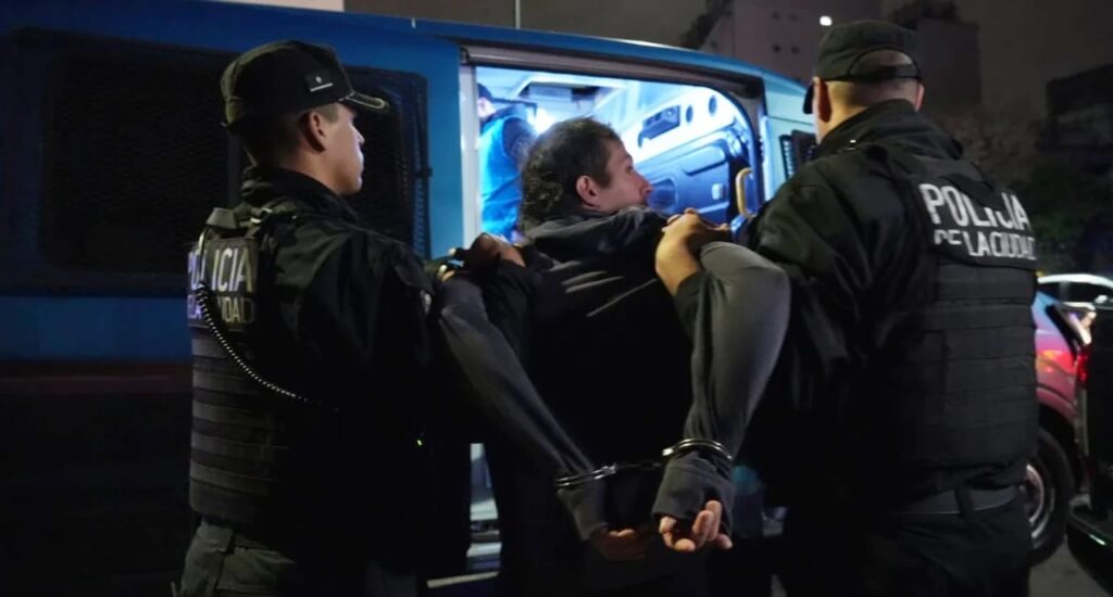 Villa Urquiza: la Policía de la Ciudad detuvo a tres hombres y secuestró dosis de cocaína en dos casas tomadas