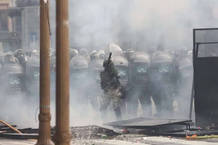 Feroz represión de la protesta contra la Ley Bases en la plaza del Congreso