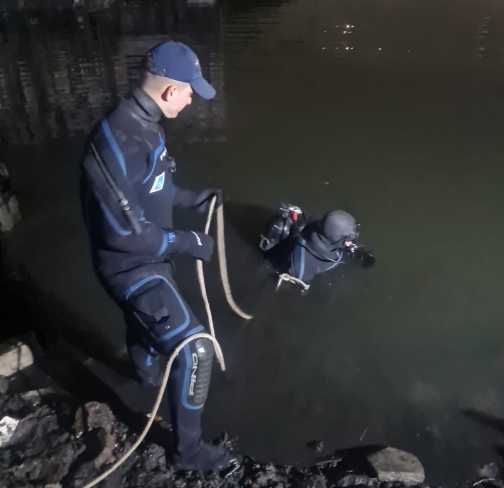 Barracas: un auto cayó al Riachuelo con una pareja a bordo, su conductor se fugó y la mujer fue hospitalizada