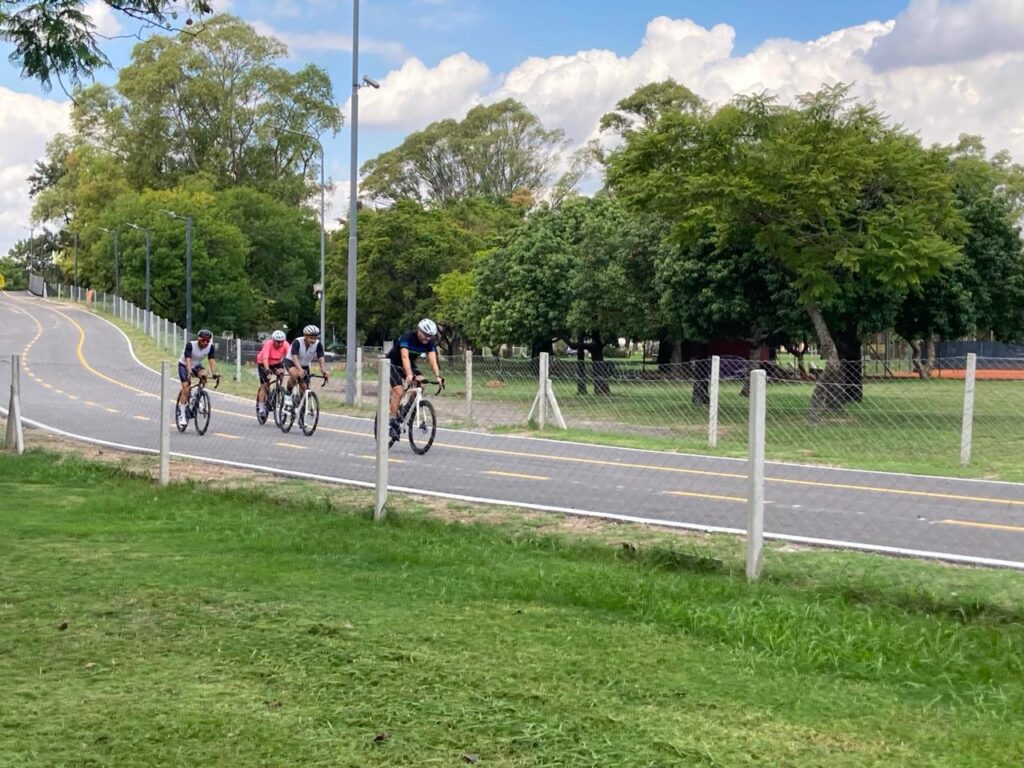 Parque Sarmiento: el pase para la pista de ciclismo aumentó hasta $1.380 y ante la falta de luz muchos prefieren rodar en las avenidas de afuera